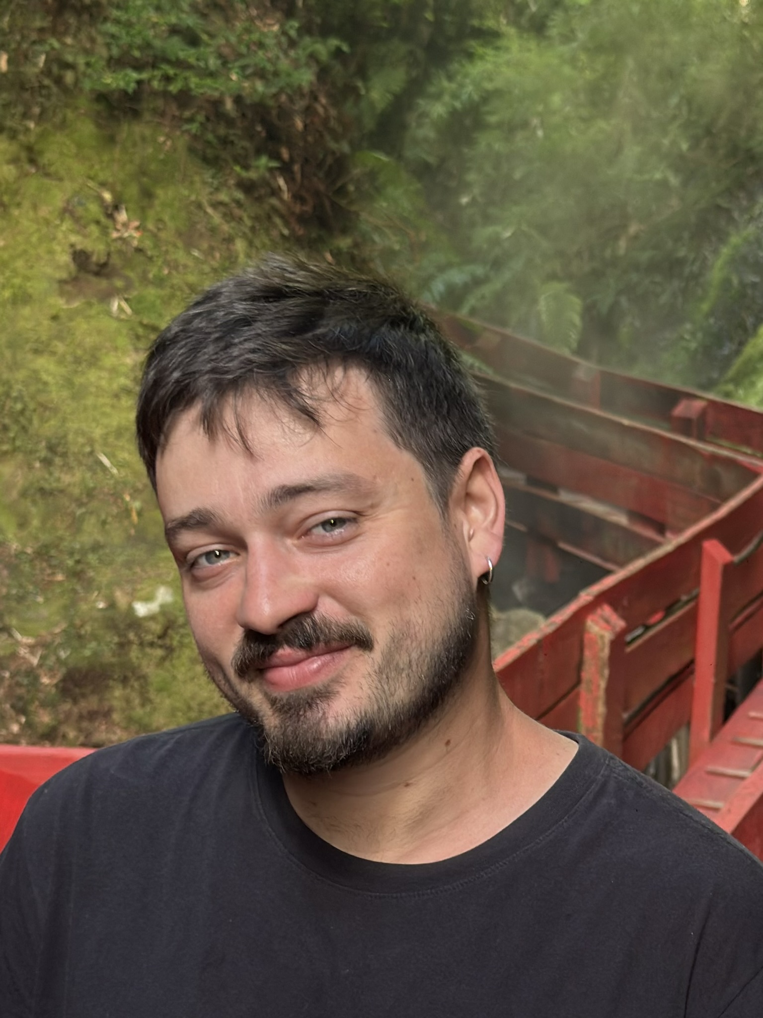 Italo Favero em um ambiente ao ar livre